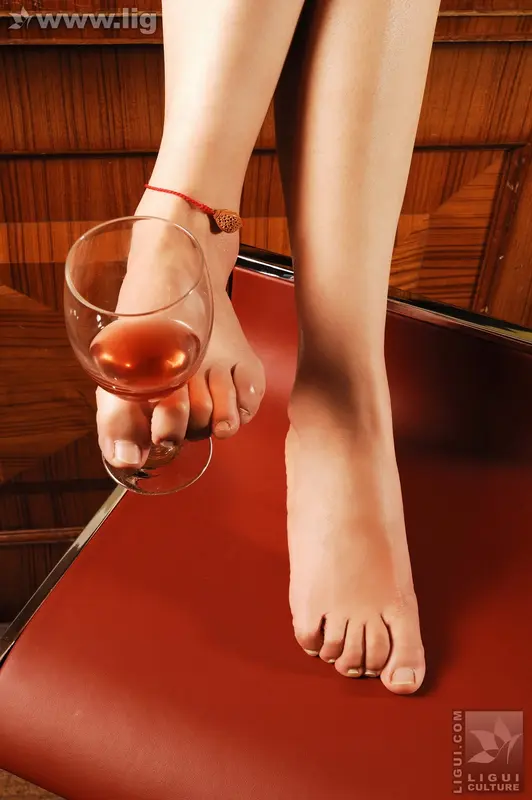 04.20 卖酒小姐吧台向客人献媚 Model 卡露露 - Ligui丽柜